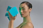 Modella che tiene la Blue Green Mask Lift con luce verde accesa