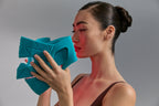Modella che tiene la Blue Green Mask Lift davanti al viso