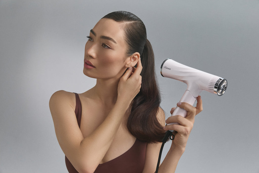 Mannequin tenant le sèche-cheveux Lift Dryer Smart blanc