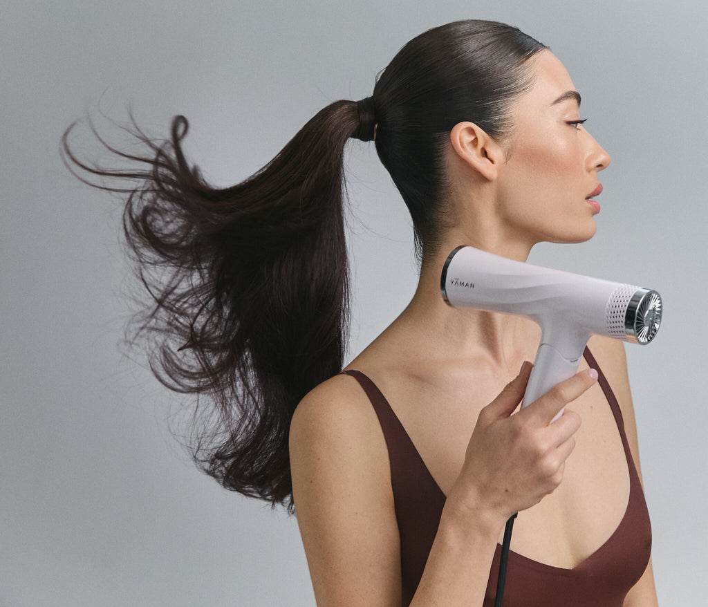 Lift Dryer Smart séchant une queue de cheval, vue de profil