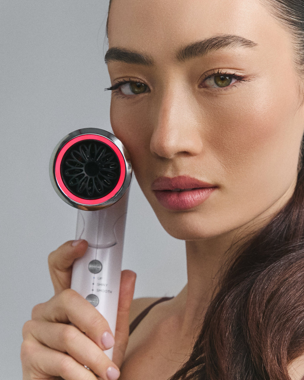 Gros plan de la buse du Lift Dryer Smart près du visage