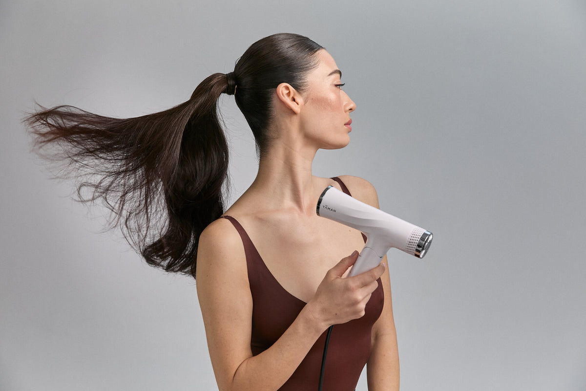 Mannequin séchant sa queue de cheval avec le Lift Dryer Smart