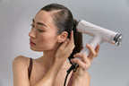 Mannequin tenant le Lift Dryer Smart près de ses cheveux