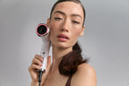 Mannequin tenant le Lift Dryer Smart à la verticale, format paysage