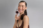 Mannequin souriante tenant le Lift Dryer Smart