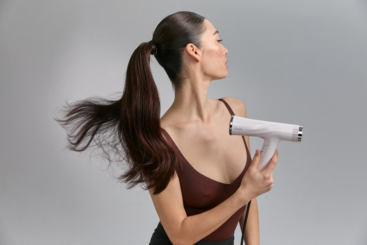 Lift Dryer Smart en cours d'utilisation, cheveux en mouvement