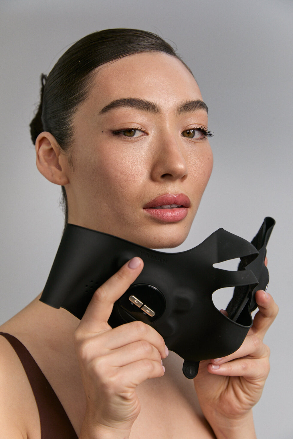 Mannequin tenant le masque Medi Lift Plus sous le menton