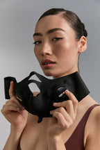 Mannequin tenant le masque Medi Lift Plus contre le visage