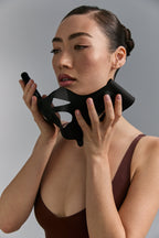 Mannequin tenant le masque Medi Lift Plus contre les joues