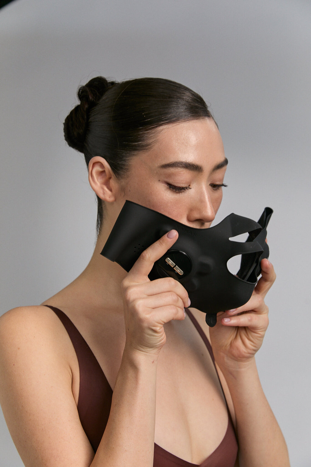 Mannequin tenant le masque Medi Lift Plus près du visage