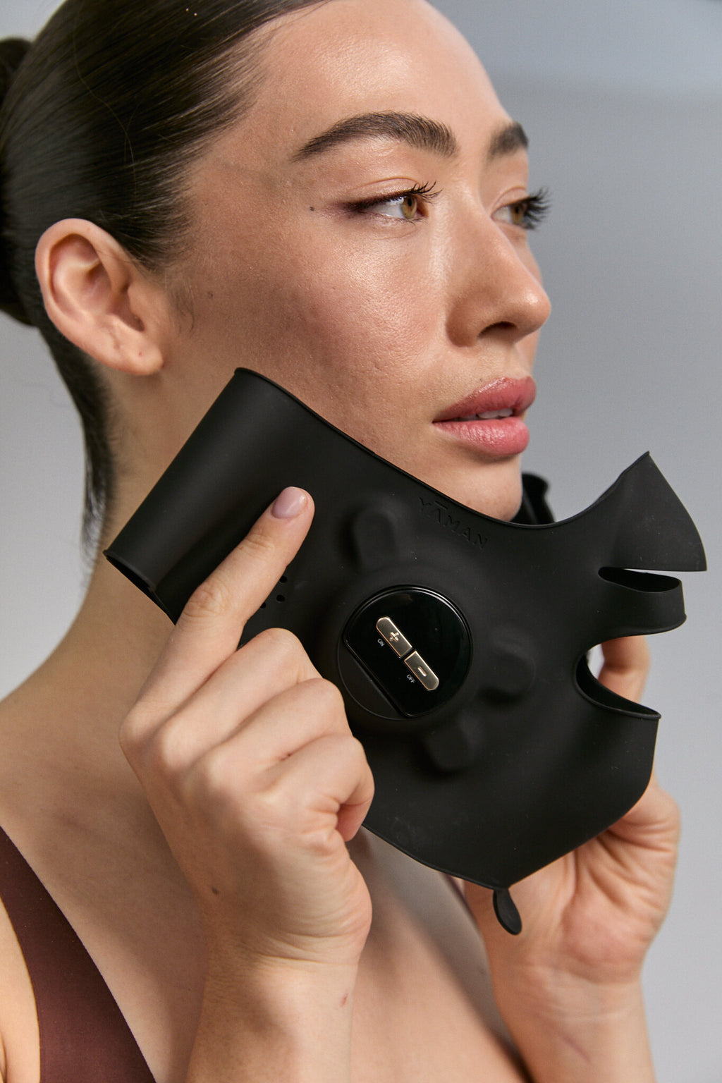 Gros plan du masque Medi Lift Plus tenu à la mâchoire