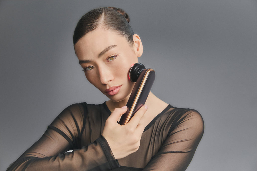 Model hält Photo Plus Prestige SP III an die Wange, rotes Licht an