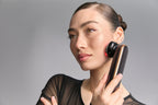 Model mit Photo Plus Prestige SP III an der Wange, Querformat
