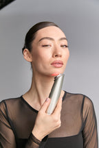 Mannequin tenant le Photo Plus Shiny Neo sous le menton