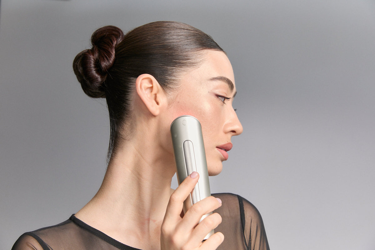 Mannequin de profil utilisant le Photo Plus Shiny Neo sur la joue